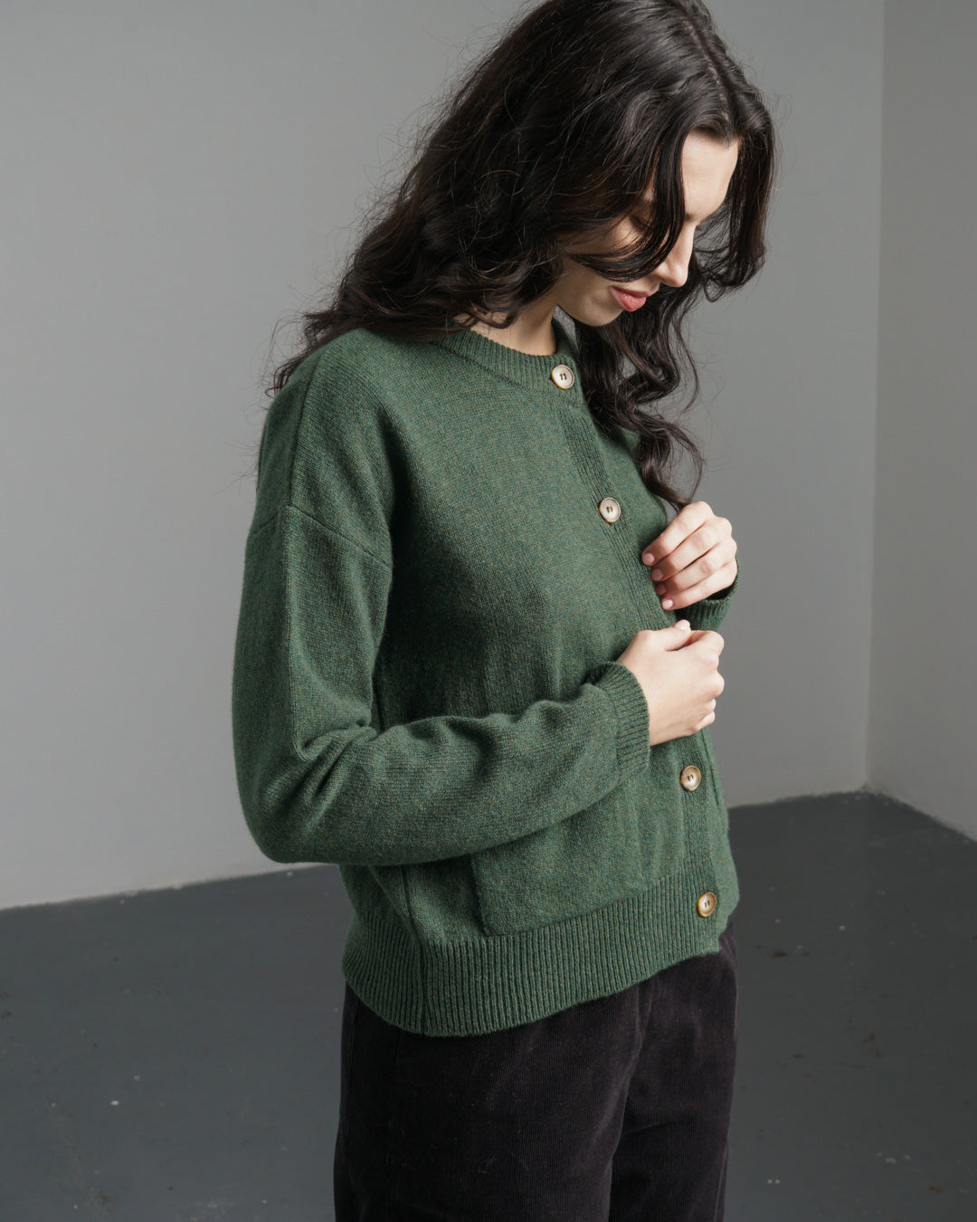Mira Cropped Cardigan – Dark Green Lambswool Cardigan with Button