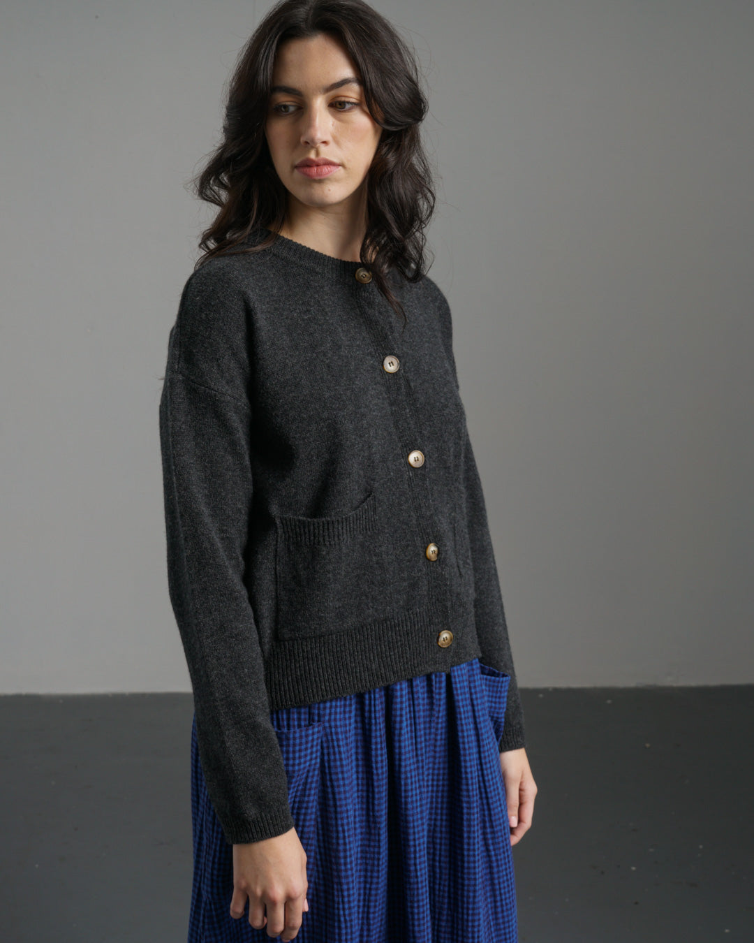 カーディガン CROP HOOK KNIT CARDIGAN IN CHARCOAL Ailsa Charcoal Knitted Cardigan – Finery London