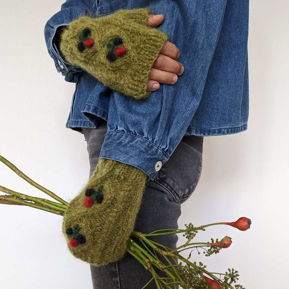 Holly Knitted Mittens in Pistachio